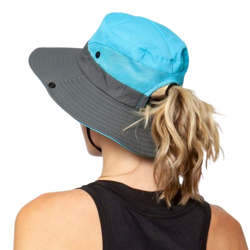 Chapeau bleu et gris SunShade vu de dos sur une femme avec cheveux attachés.