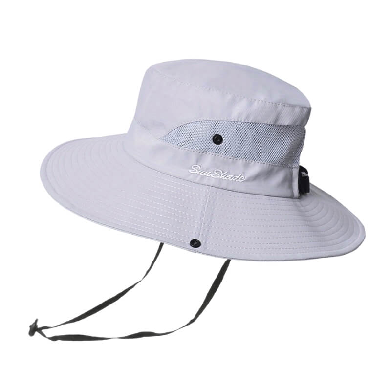 Chapeau de soleil beige clair et gris SunShade avec large bord et filet blanc.