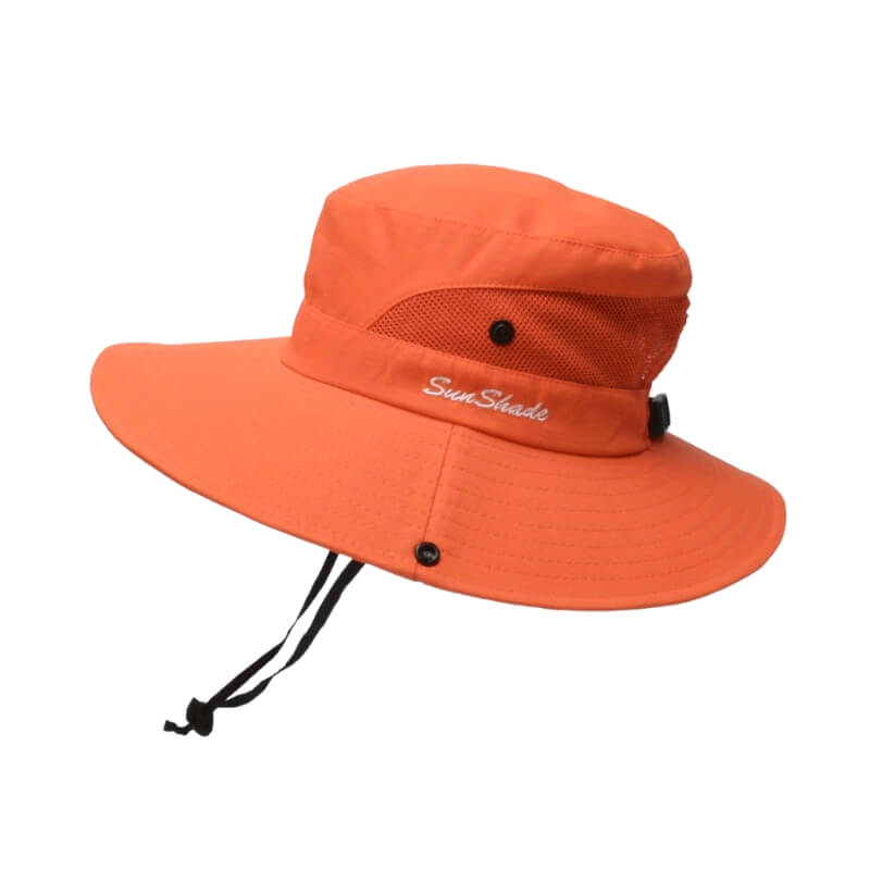 Chapeau de soleil beige clair et gris SunShade avec large bord et filet blanc.
