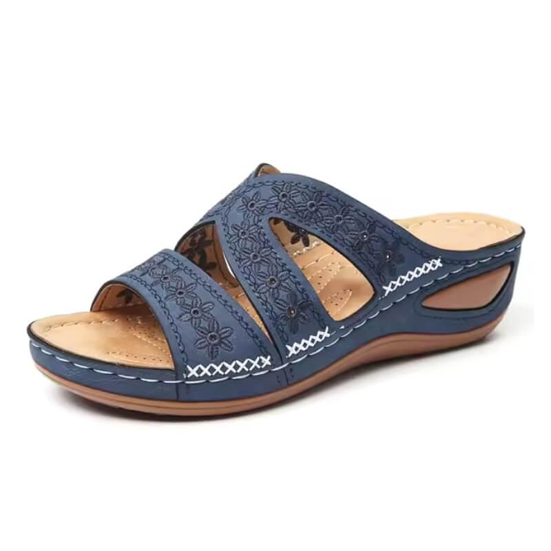 Sandale bleue pour femme avec broderie florale, vue produit sur fond blanc.