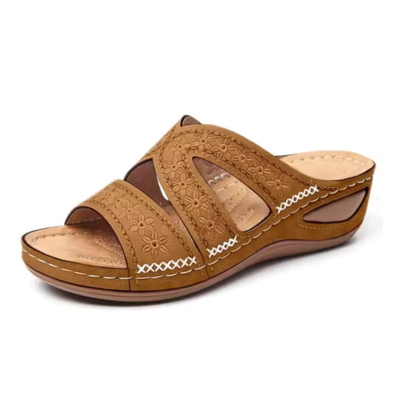 Sandale marron avec semelle compensée et broderie florale, vue produit sur fond blanc.