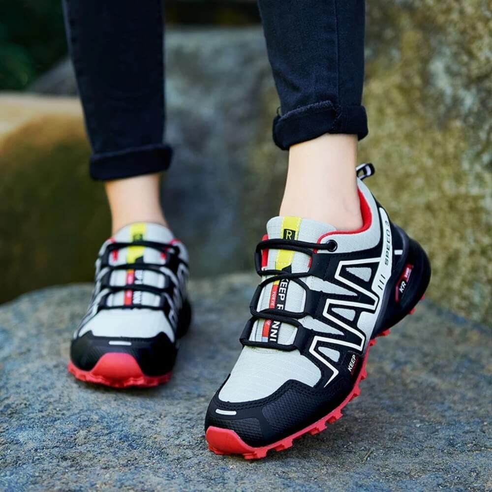 Chaussures de randonnée Monreux OrthoTrek noires et rouges, vue de face, design robuste pour extérieur.