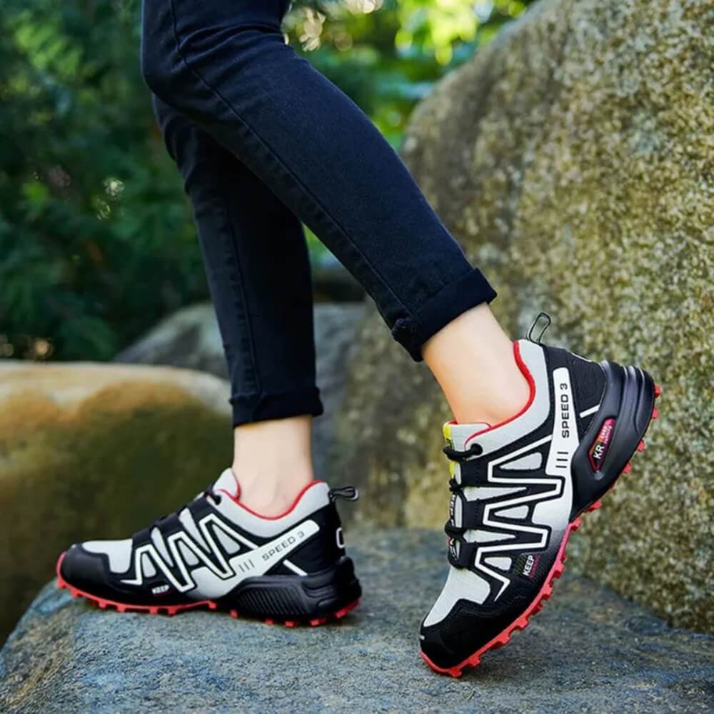 Chaussures Monreux OrthoTrek noires et rouges, profil latéral, parfaites pour la randonnée en montagne.