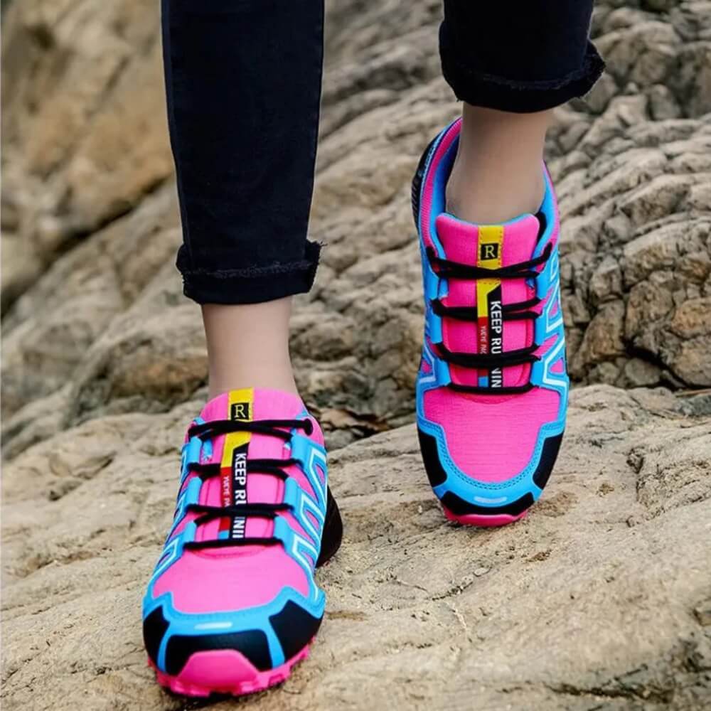 Chaussures de trail femme Monreux OrthoTrek rose et bleu, style dynamique et maintien renforcé.