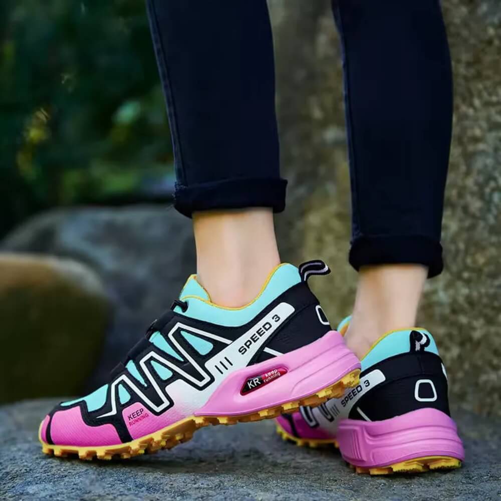 Vue arrière des chaussures Monreux OrthoTrek bleu turquoise et rose, semelle de traction haute performance.