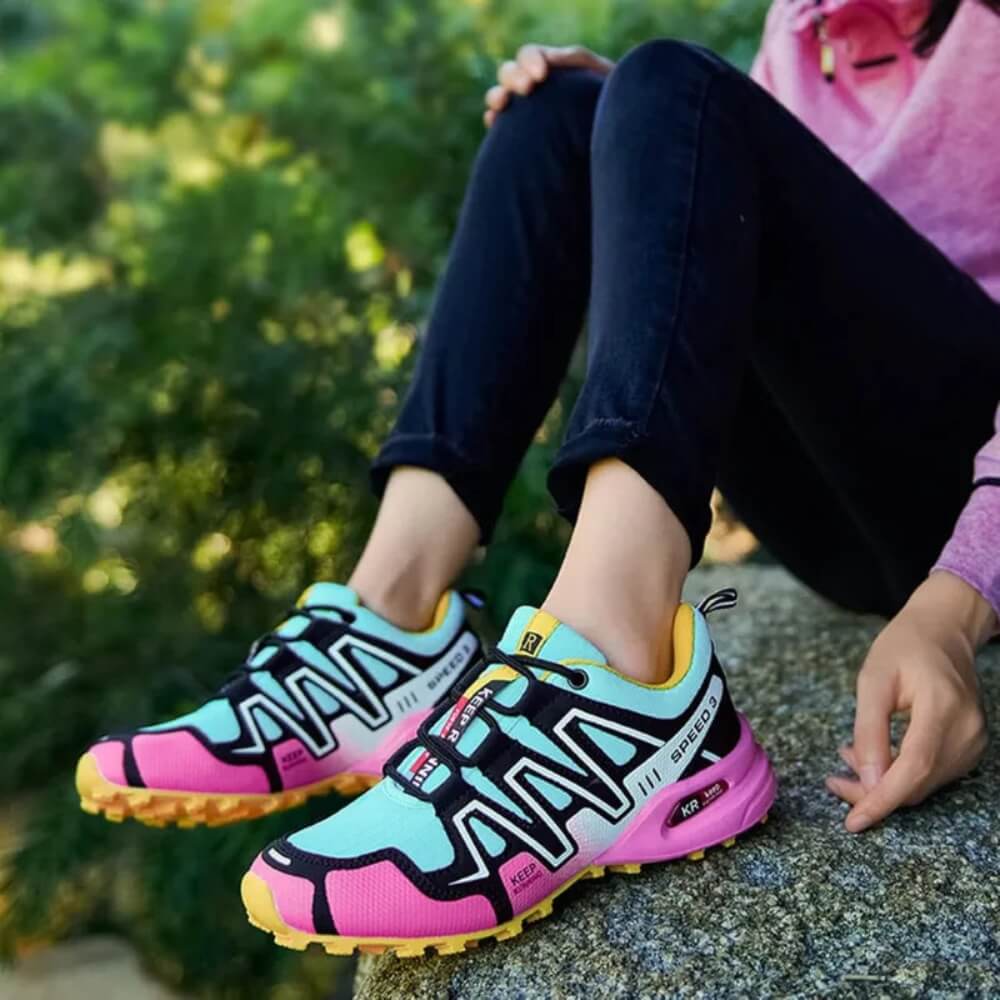 Chaussures Monreux OrthoTrek turquoise et rose portées en position assise, confort optimal en extérieur.