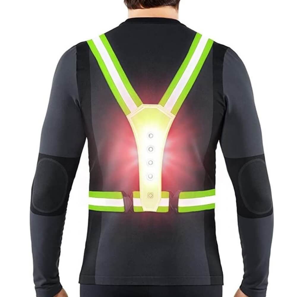 Vue arrière d’un gilet LED vert avec lumière rouge pour sécurité maximale pendant la nuit.