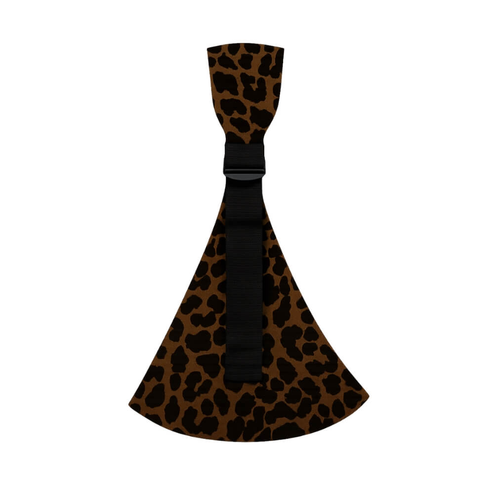 Porte-bébé Monreux Snugli motif léopard marron foncé et noir avec sangle noire.