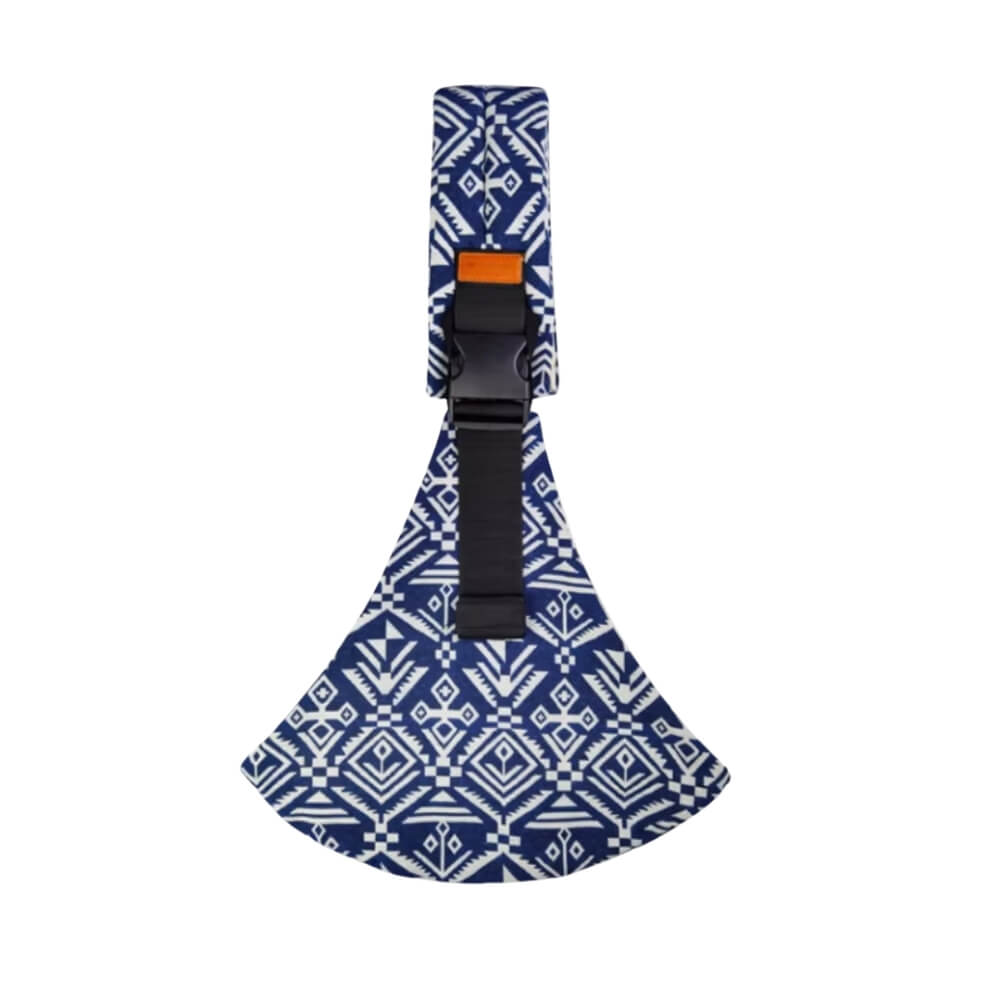 Porte-bébé Monreux Snugli tribal bleu et blanc à motifs géométriques inspirés des cultures indigènes.
