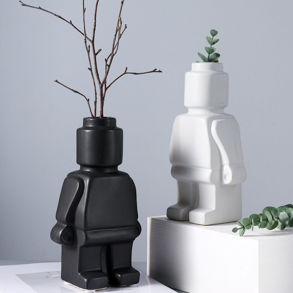 Vases LEGO noir et blanc avec branches et plantes – décoration design contemporaine