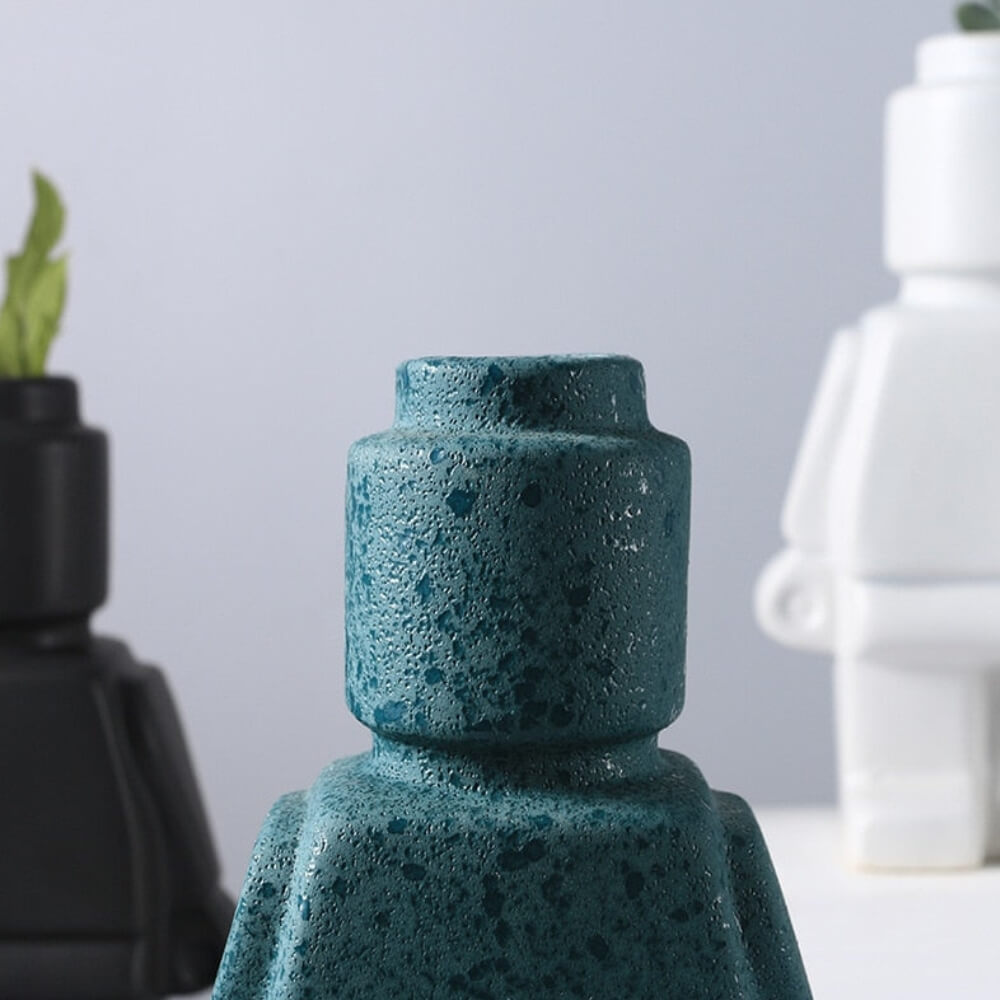 Gros plan sur vase figurine LEGO vert effet texturé – vase déco original